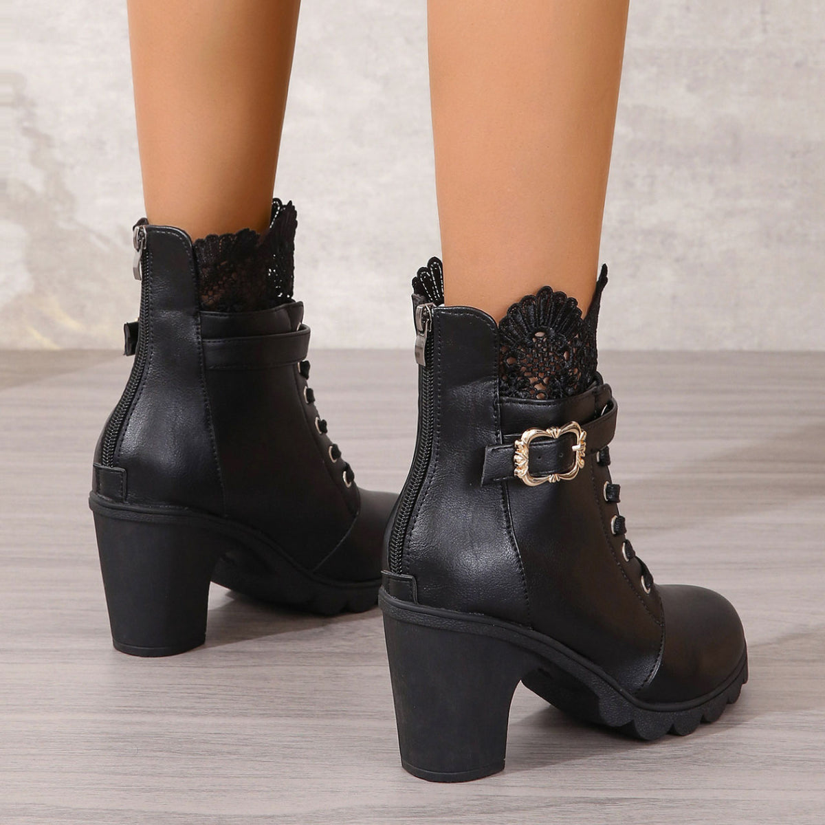 Kurze Schnürstiefel mit dickem Absatz und Schnürung