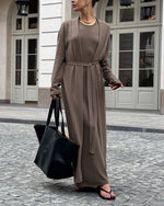 Set aus langer gestrickter Langarm-Strickjacke und Strapskleid