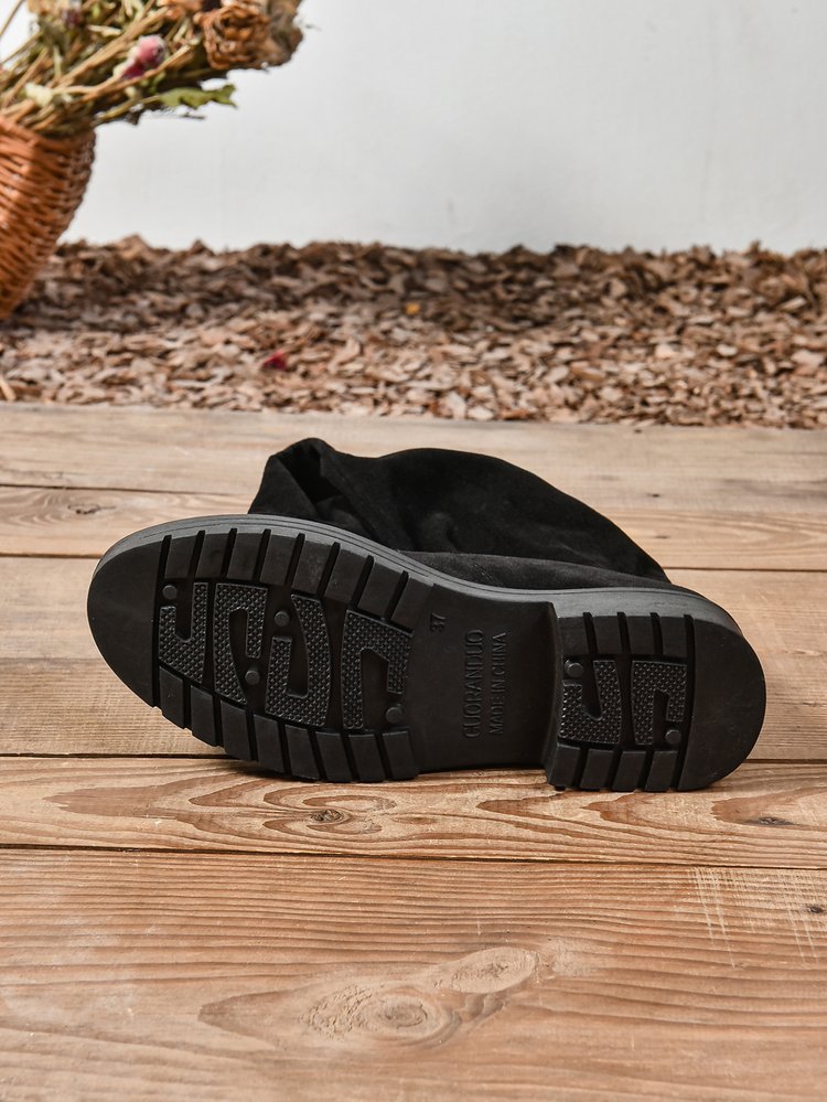 Bottes plates noires élastiques au-dessus du genou