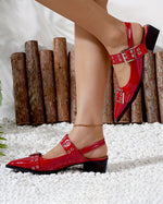 Sandalen mit niedrigem Blockabsatz und Metallschnalle im gotischen Stil