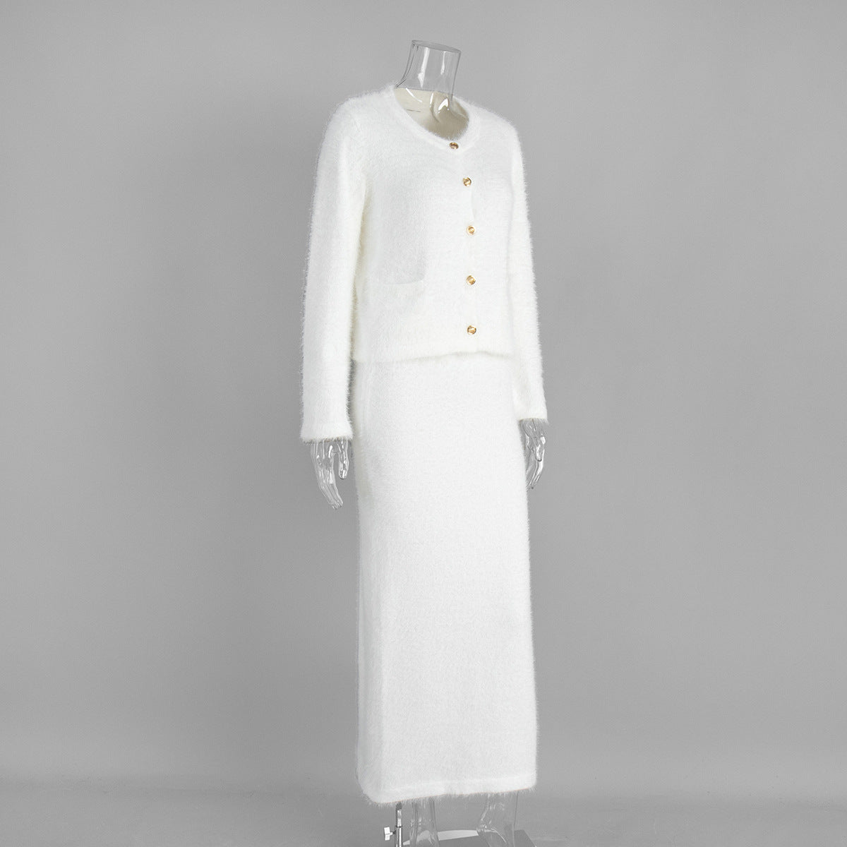 Plüschiges Set aus langärmligem einreihigem Oberteil und Maxirock