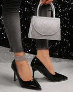 Mit Nieten besetzte High Heels mit spitzer Spitze und niedrigem Stilettoabsatz