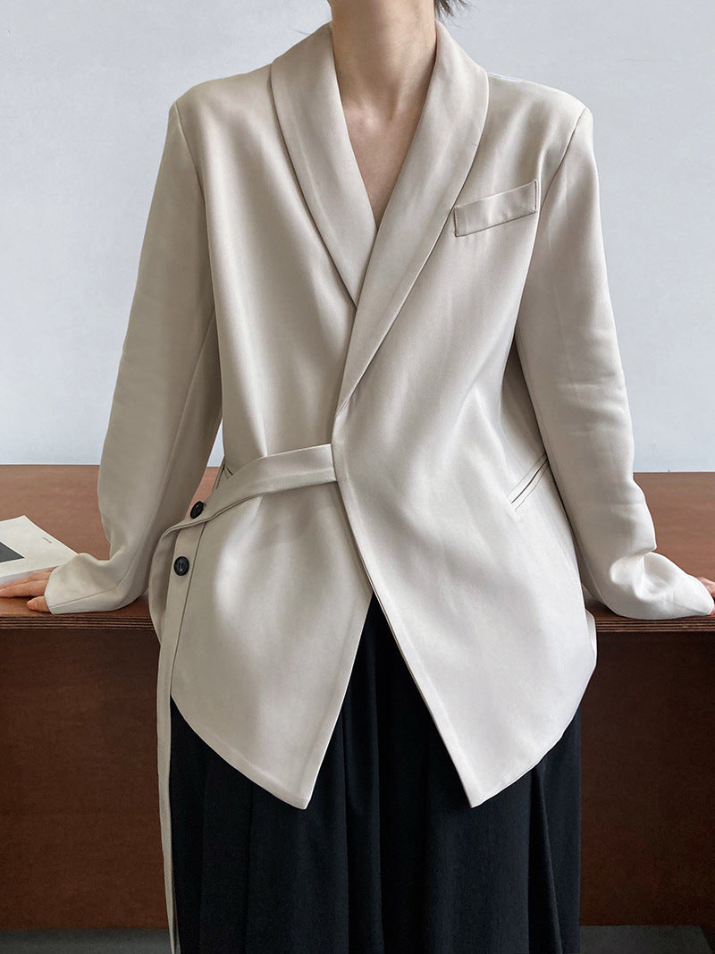 Locker drapierter Anzug mit Stehkragen und seitlicher Krawatte