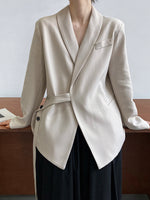 Locker drapierter Anzug mit Stehkragen und seitlicher Krawatte