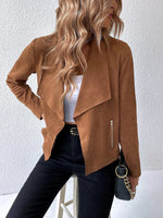 Kurze Jacke mit langem Arm und Wildlederkragen