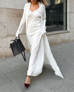 Set aus langer gestrickter Langarm-Strickjacke und Strapskleid