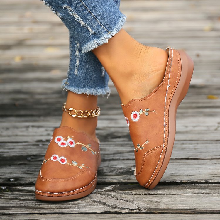 Chaussons à bout épais et broderies de fleurs