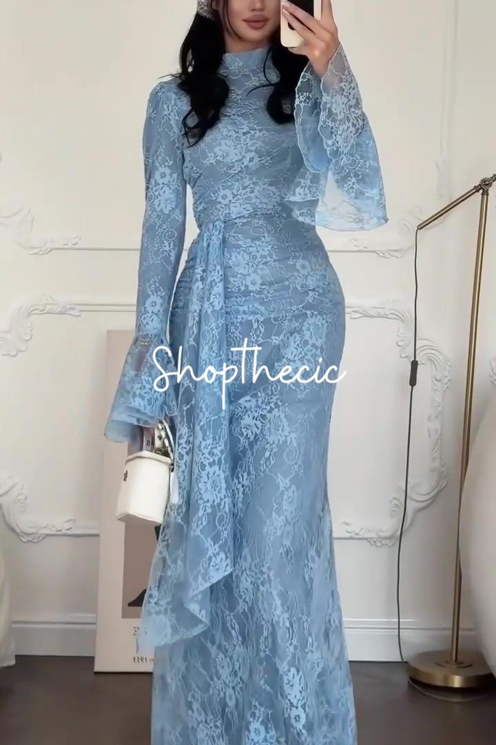 Abito in pizzo con geometria morbida