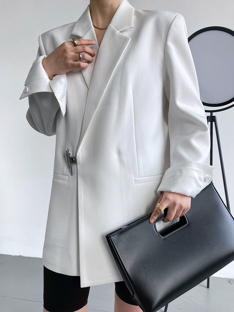 Eleganter und lässiger Maßanzug mit Metallschnallenverschluss