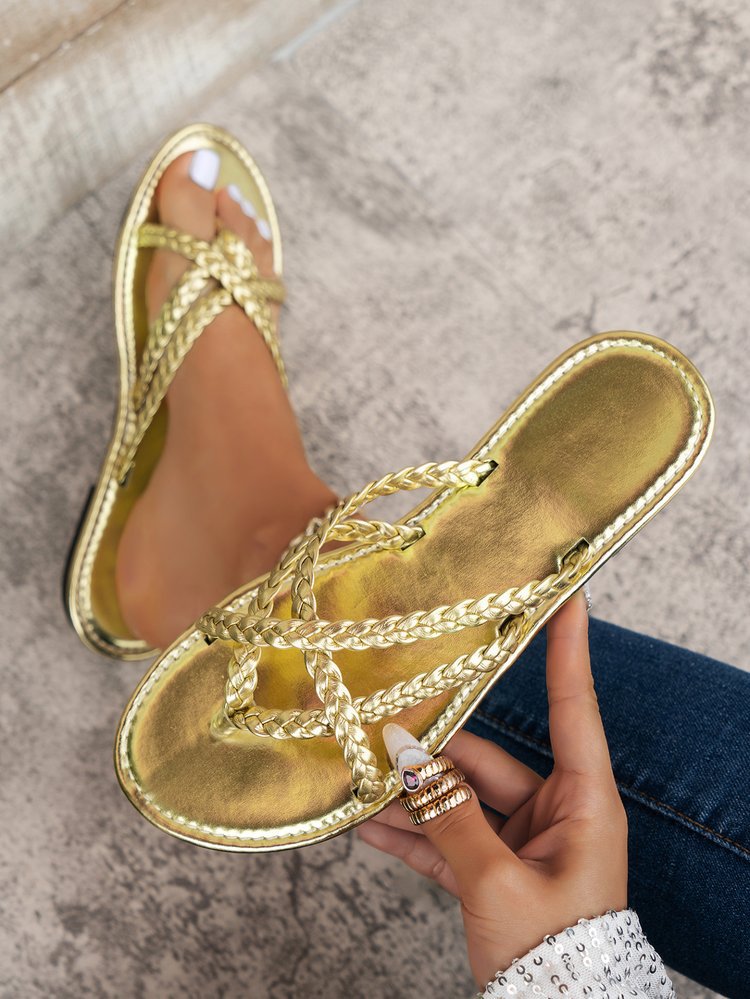 Flache Sandalen mit gewebtem Zehenring in Gold und Silber