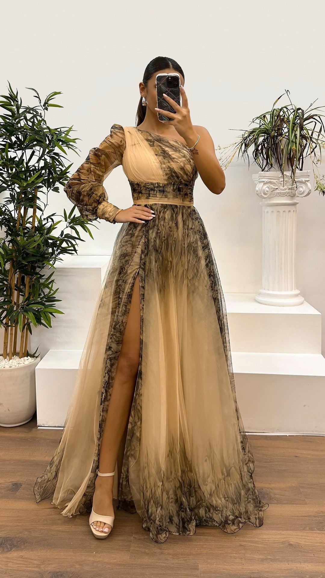 Blumenmuster auf der Schulter. Abendkleid mit One-Shoulder-Netzprint