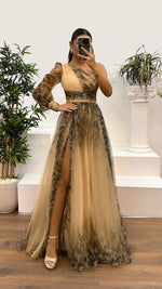 Blumenmuster auf der Schulter. Abendkleid mit One-Shoulder-Netzprint