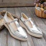 Keilschuhe mit T-Riemen und runder Spitze im Metallic-Look