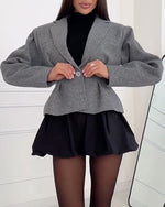 Süßer kurzer einreihiger Wollmantel mit einem Knopf und langen Ärmeln