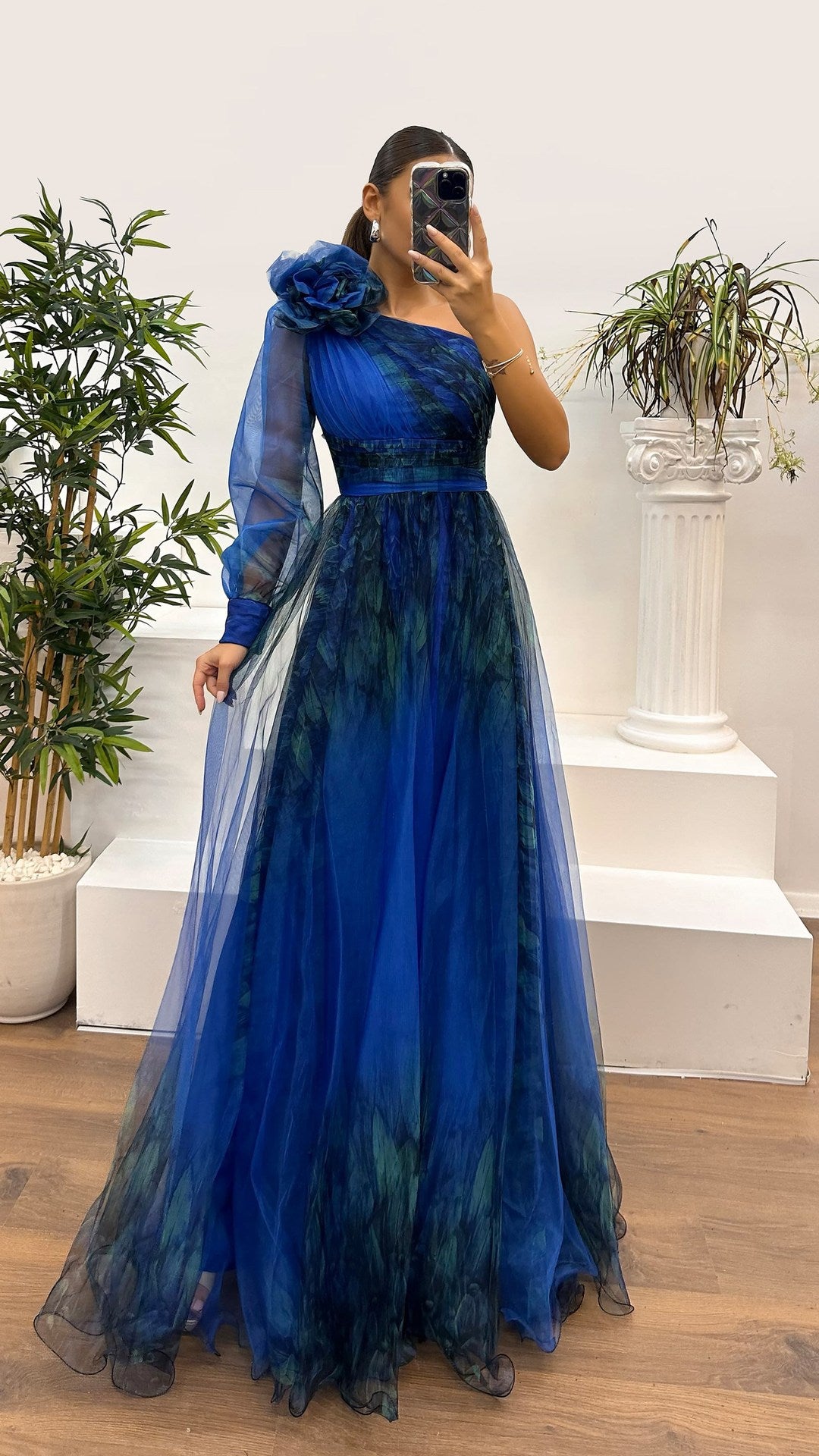 Blumenmuster auf der Schulter. Abendkleid mit One-Shoulder-Netzprint