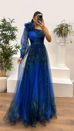 Blumenmuster auf der Schulter. Abendkleid mit One-Shoulder-Netzprint