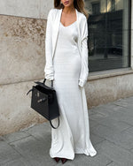 Set aus langer gestrickter Langarm-Strickjacke und Strapskleid