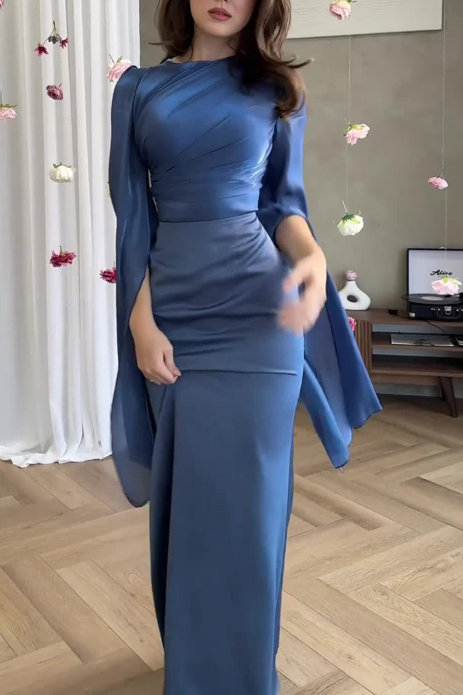Robe longue et ajustée en satin à manches évasées en maille