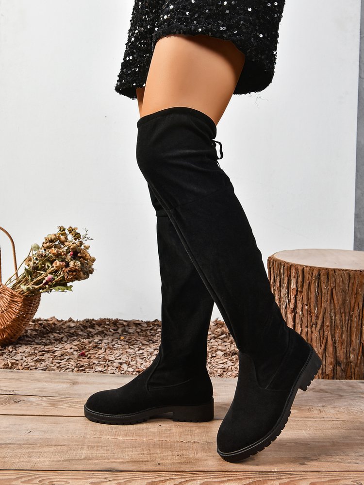 Bottes plates noires élastiques au-dessus du genou