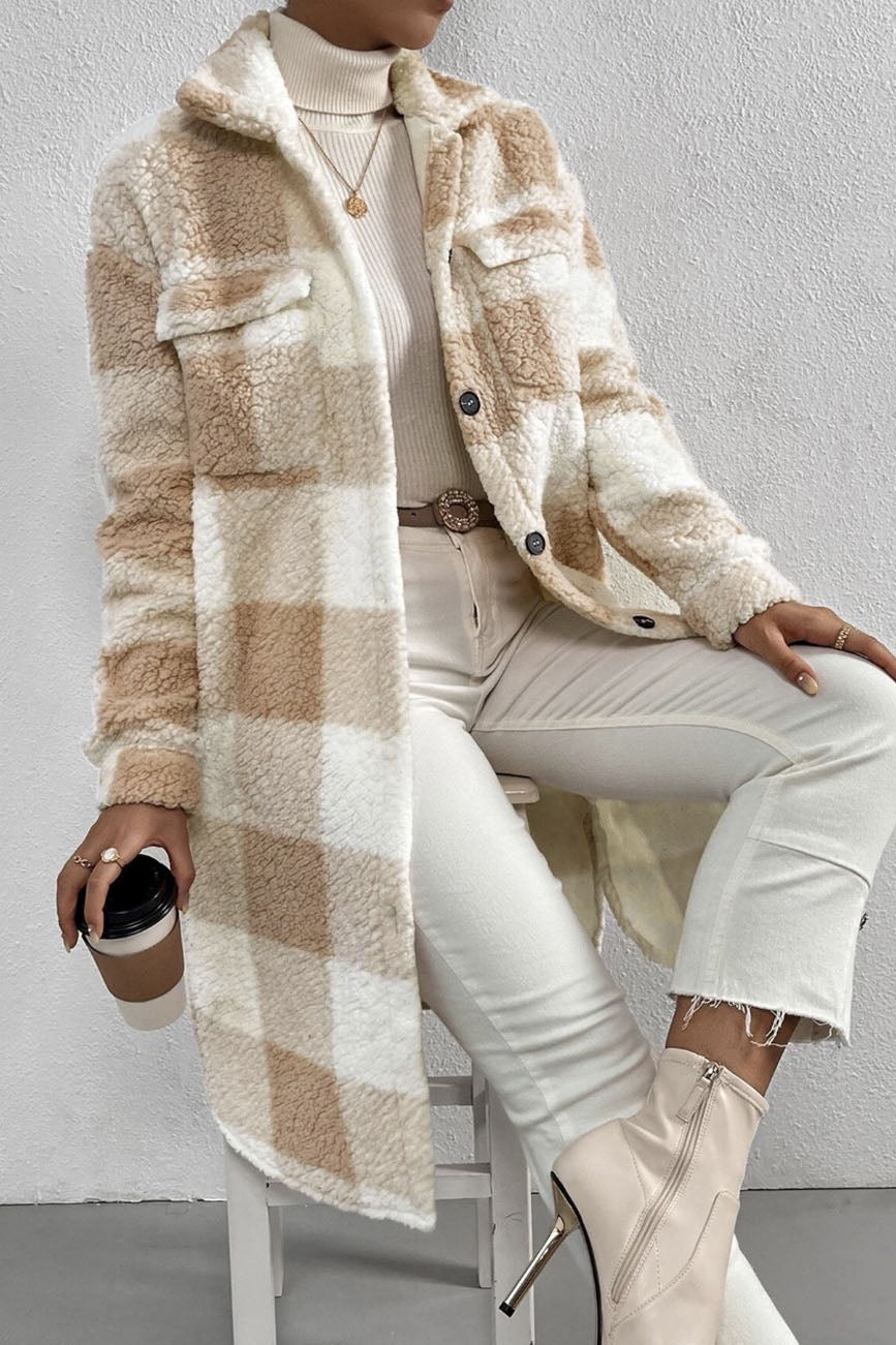Langärmliger Teddy-Mantel mit Karomuster und Knopfleiste vorne