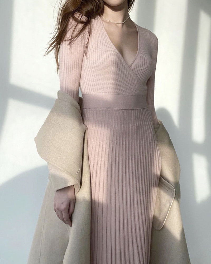 Knielanges, plissiertes Strickkleid mit V-Ausschnitt und Wickelmieder