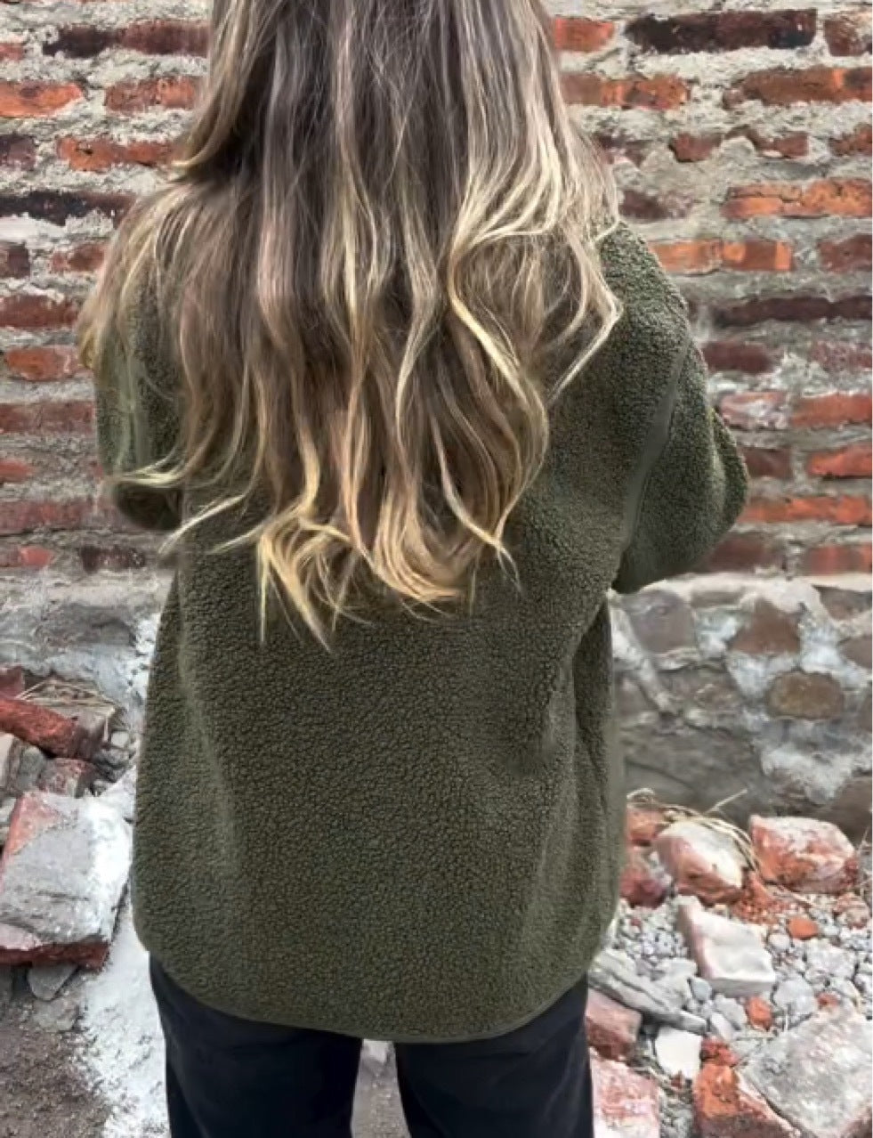 Lockere Fleecejacke mit unregelmäßigem Knopf und hohem Kragen