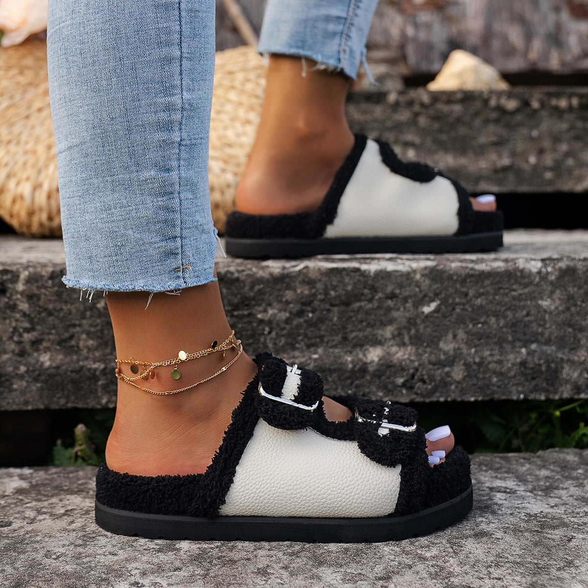 Pantoufles en fourrure à boucle et semelle épaisse en velours