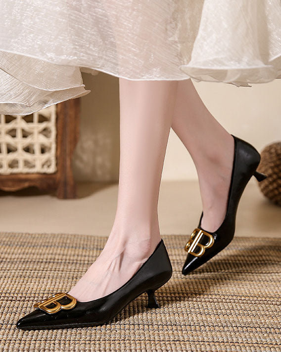 High Heels mit spitzer Spitze und Stilettoabsatz und Doppel-B-Schnalle