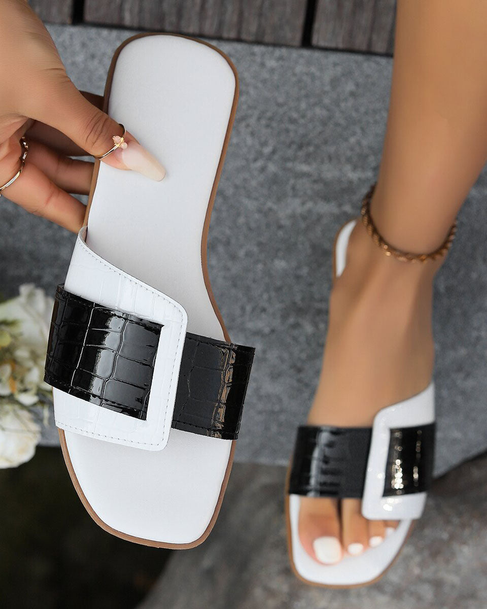 Sandales plates à bout carré en cuir verni à blocs de couleurs