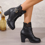 Kurze Schnürstiefel mit dickem Absatz und Schnürung