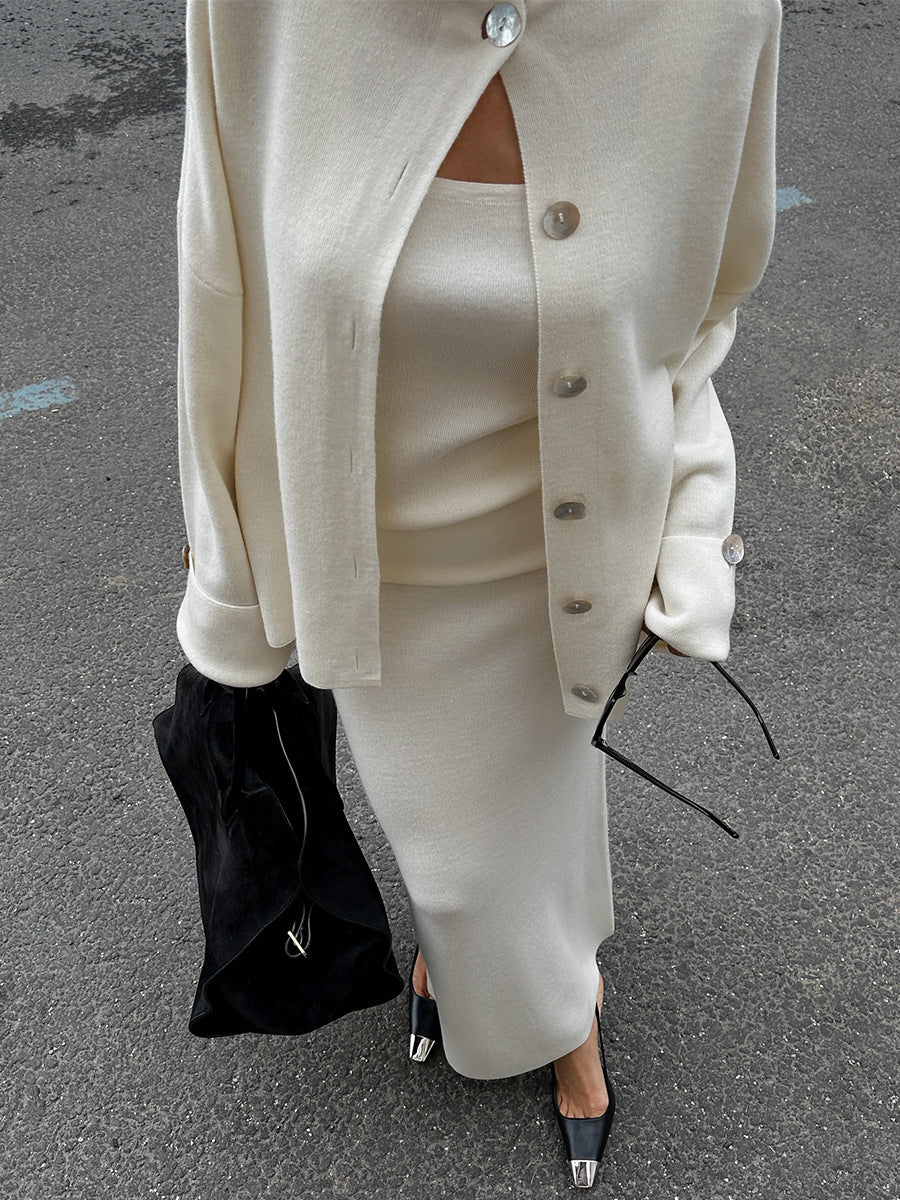 Gemütliches dreiteiliges Set aus gestrickter Langarm-Strickjacke, Unterhemd und Rock