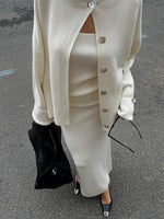 Gemütliches dreiteiliges Set aus gestrickter Langarm-Strickjacke, Unterhemd und Rock