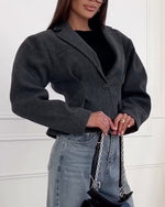 Süßer kurzer einreihiger Wollmantel mit einem Knopf und langen Ärmeln