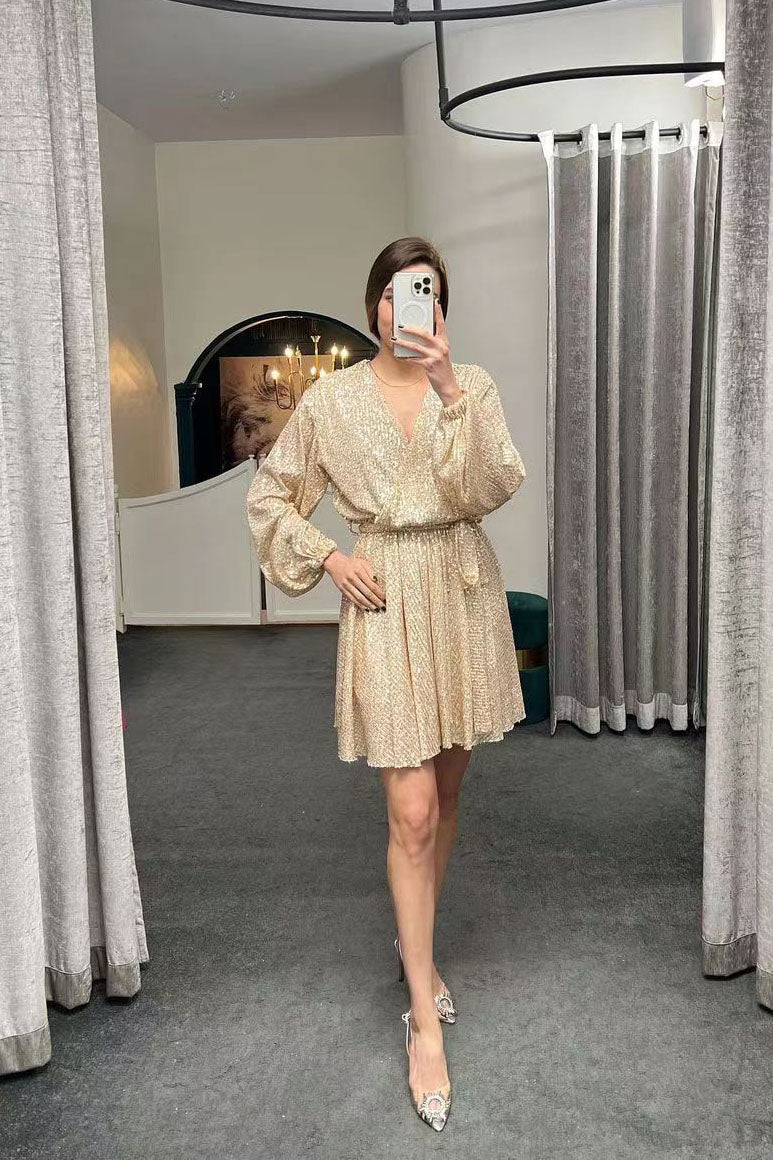 Strahlt Leuchtkraft aus: Paillettenkleid mit V-Ausschnitt