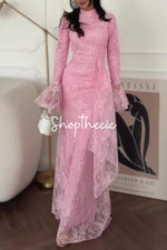 Abito in pizzo con geometria morbida