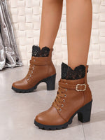 Kurze Schnürstiefel mit dickem Absatz und Schnürung