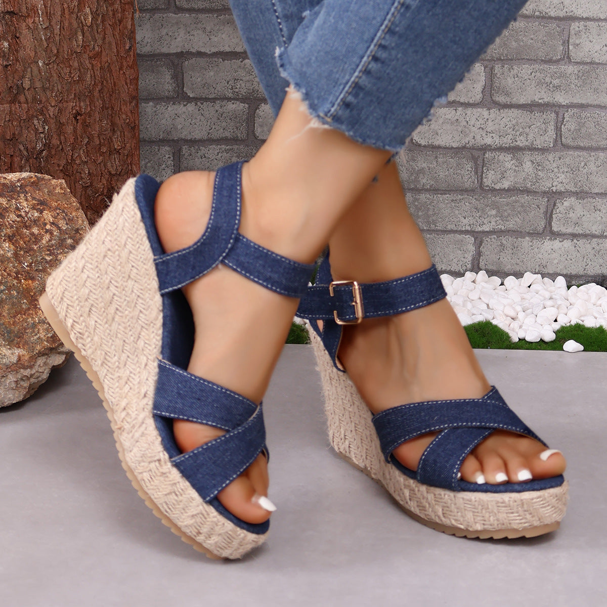 Espadrilles-Sandalen aus Denim mit offenen Zehen und überkreuzten Riemen und Keilabsatz