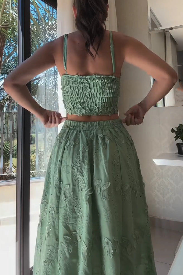 Zweiteiliges Set aus Camisole-Oberteil und lässigem Spitzenrock für den Urlaub