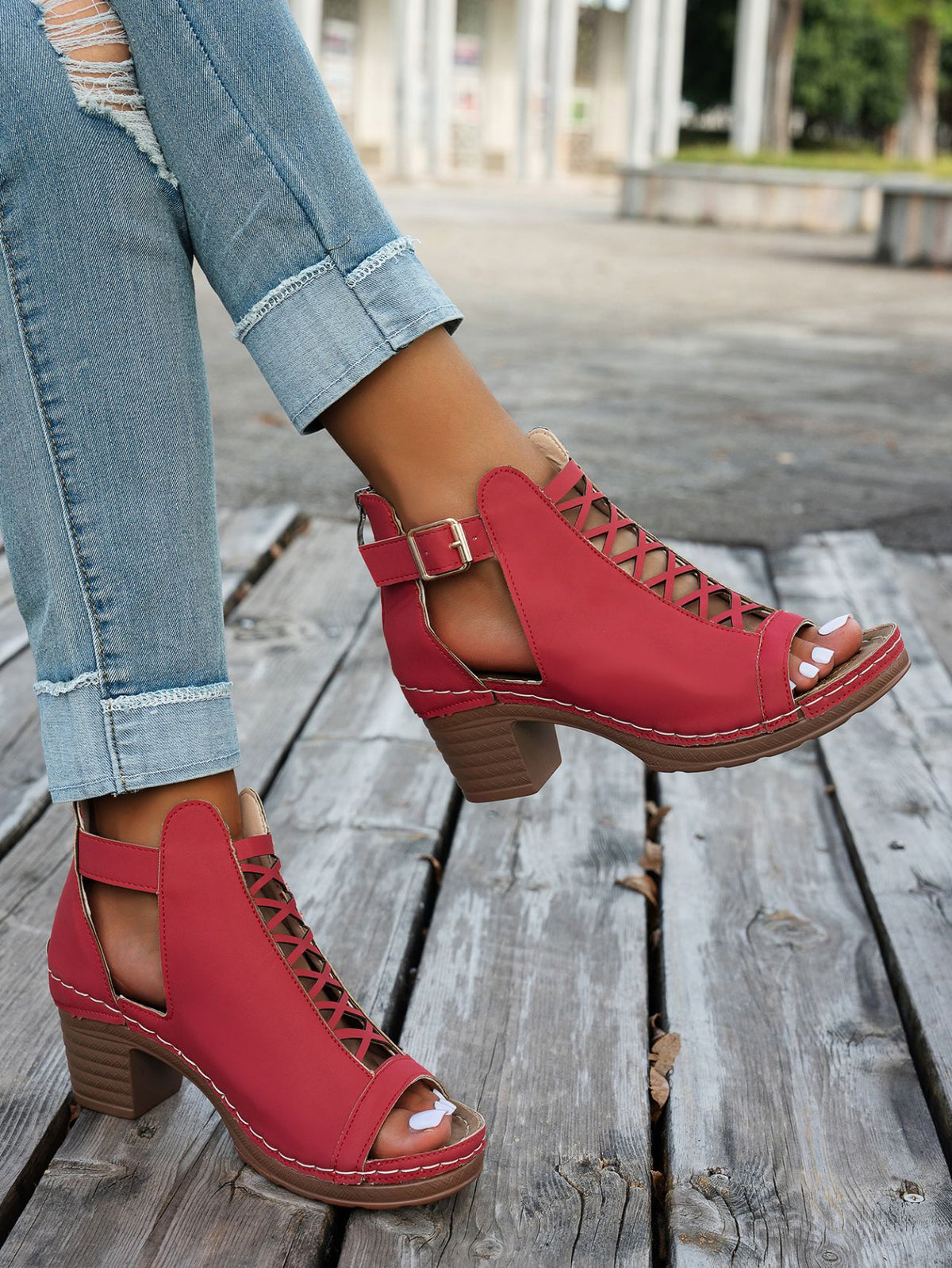 Klobige Römersandalen mit offener Zehenpartie und hohler Schnalle