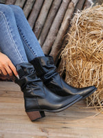 Bottines noires mi-mollet plissées à talon épais