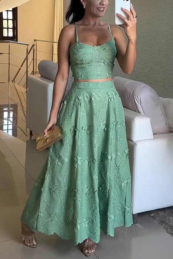 Zweiteiliges Set aus Camisole-Oberteil und lässigem Spitzenrock für den Urlaub