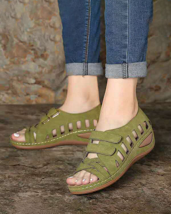 Sandalen mit hohlem Klettverschluss und schrägem Absatz