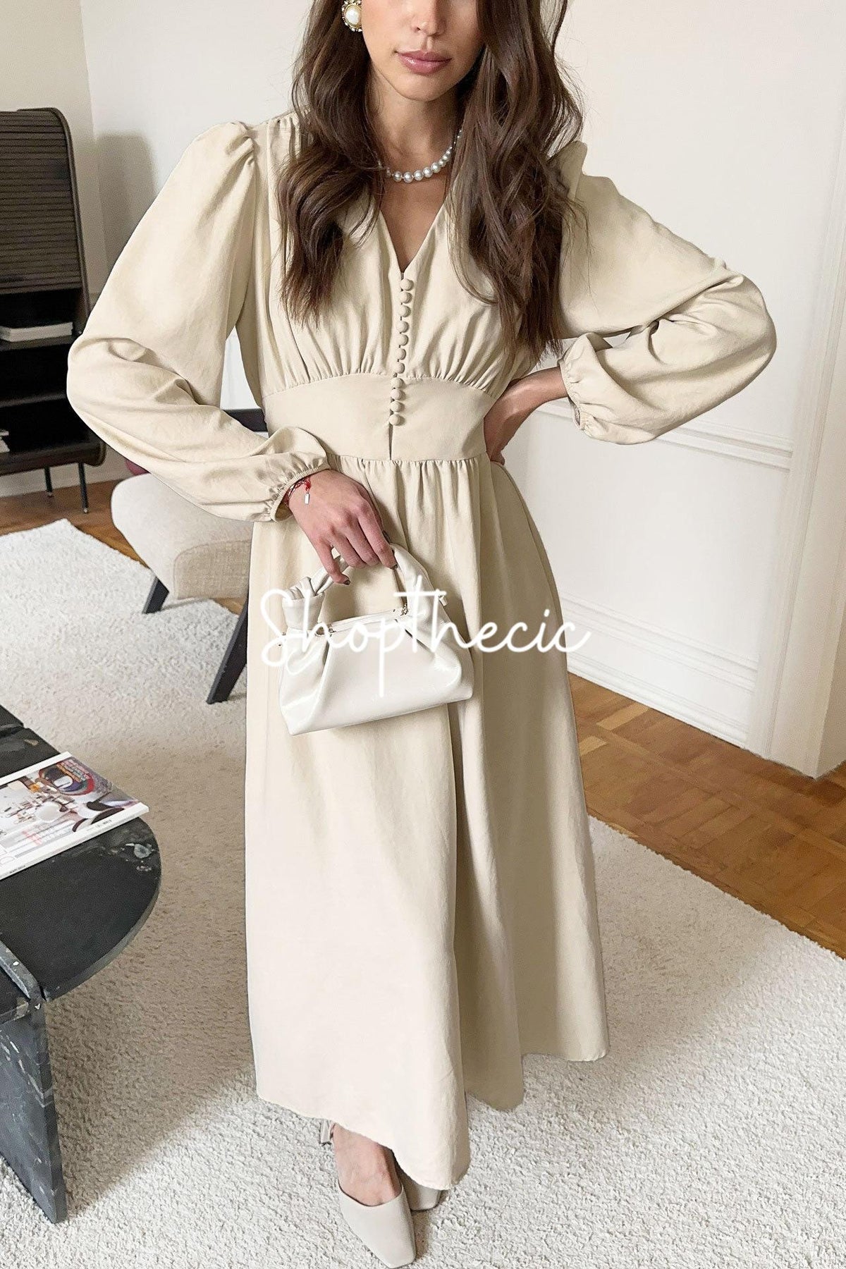 Elegante abito da sera a trapezio con scollo a V