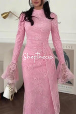 Abito in pizzo con geometria morbida