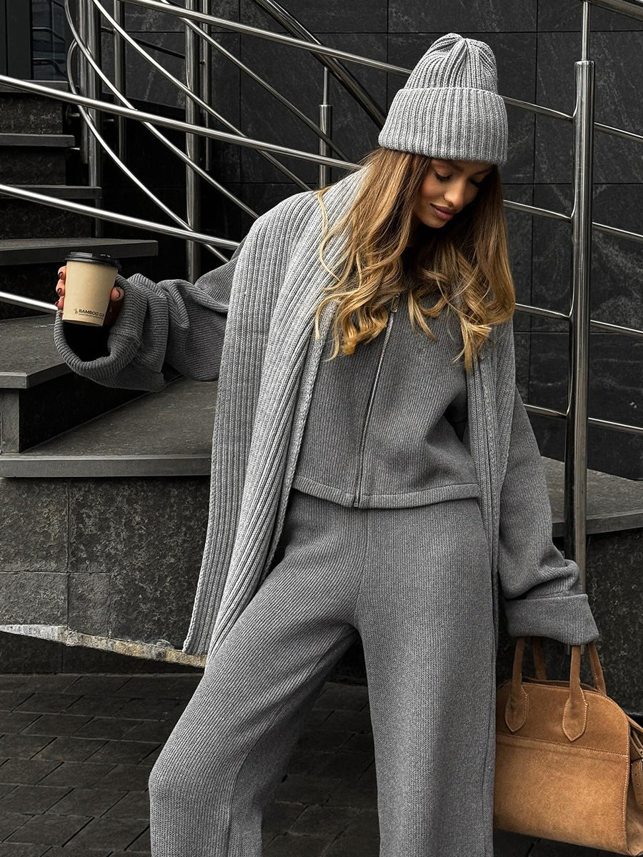 Anzug aus gestrickter Langarmjacke mit Reißverschluss und Hose mit weitem Bein