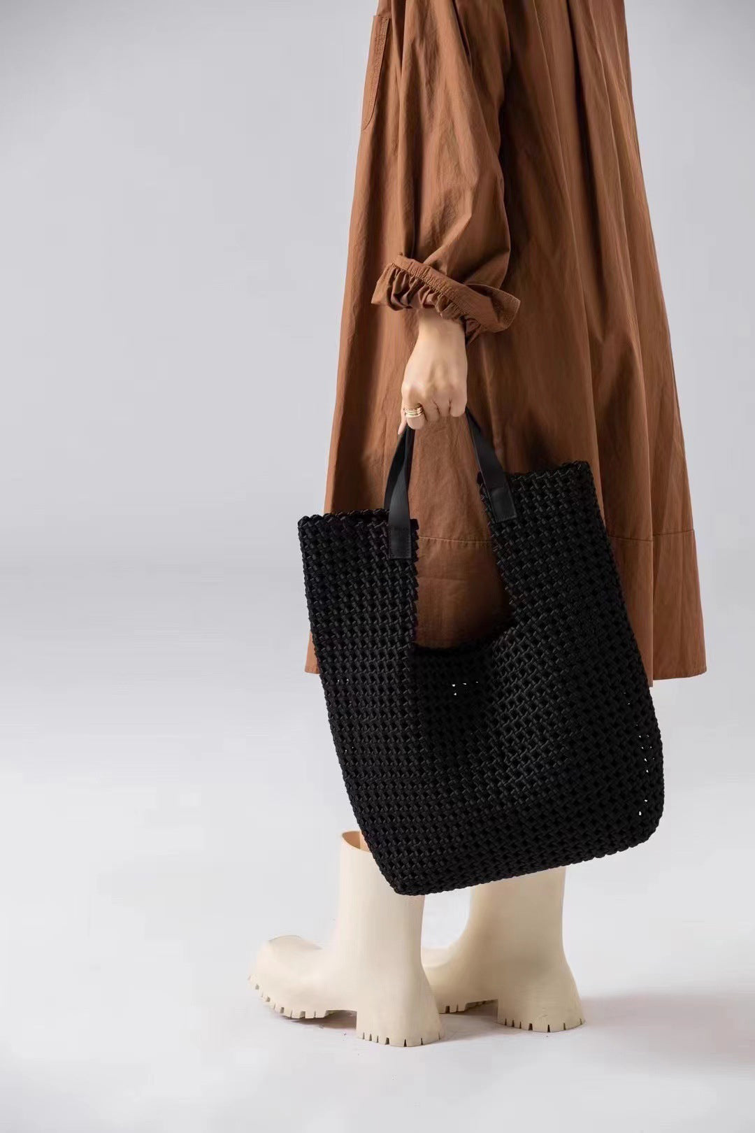 Sac fourre-tout surdimensionné en cuir tissé à la main par un artisan