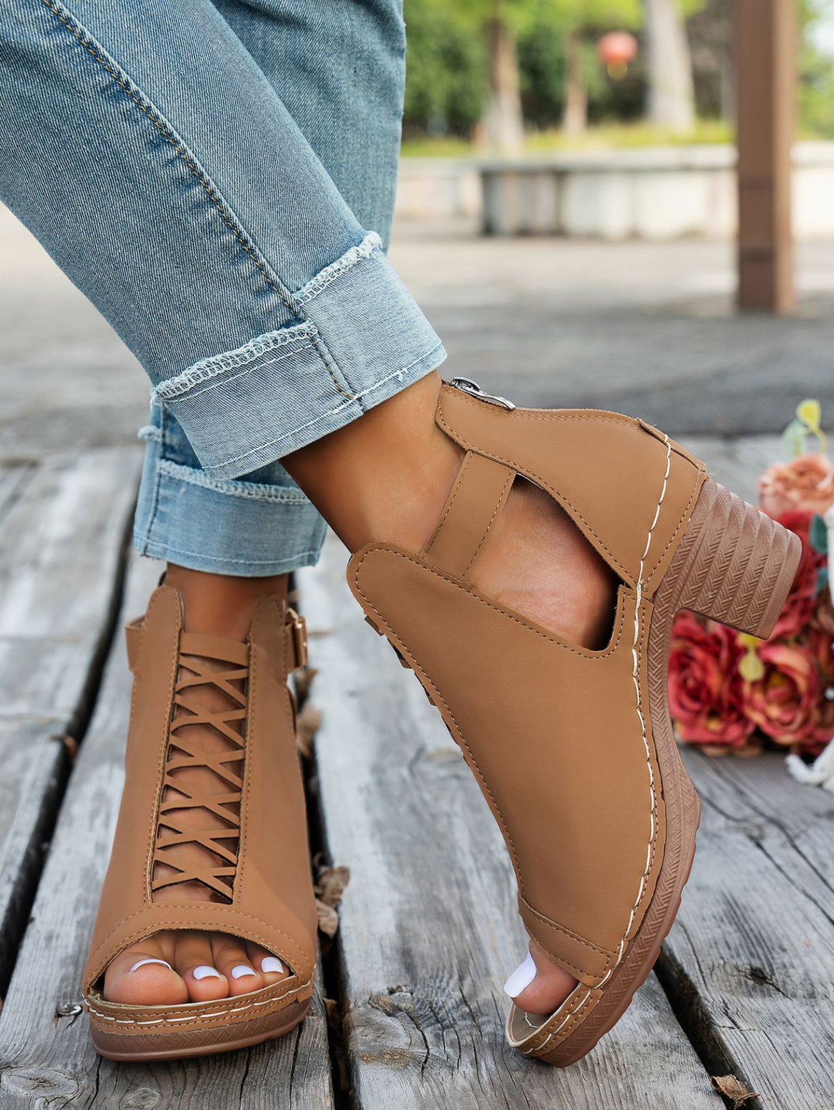 Klobige Römersandalen mit offener Zehenpartie und hohler Schnalle