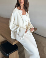 Gemütliches dreiteiliges Set aus gestrickter Langarm-Strickjacke, Unterhemd und Rock