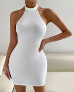 Ärmelloses, figurbetontes Kleid mit offenem Rücken und hohem Halsausschnitt