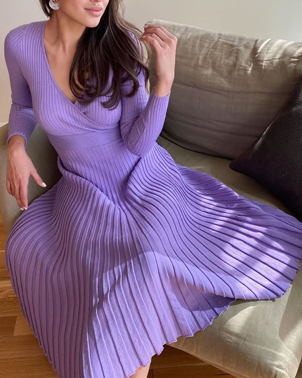 Knielanges, plissiertes Strickkleid mit V-Ausschnitt und Wickelmieder